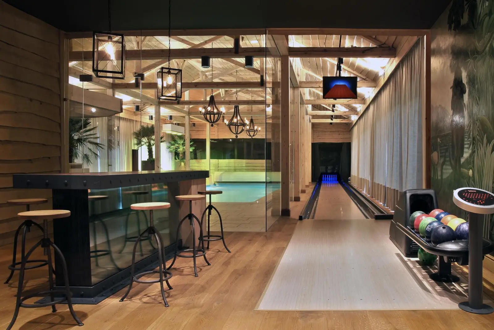 Luksusowa strefa barowa w domu obok toru do kręgli i krytego basenu w nowoczesnym designie w Gdańsku