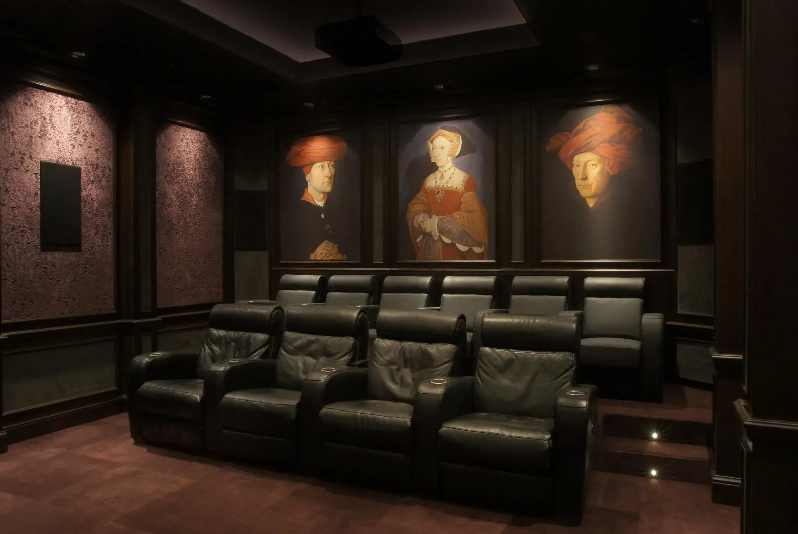 Domowa sala kinowa z czarnymi skórzanymi fotelami, historycznymi portretami i projektorem w premium wnętrzach w Gdańsku